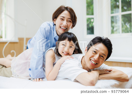 Parents and children spending time in bed Parents and children spending time in bed 93779064