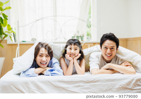 父母和孩子在床上消磨時光 父母和孩子在床上消磨時光 93779080