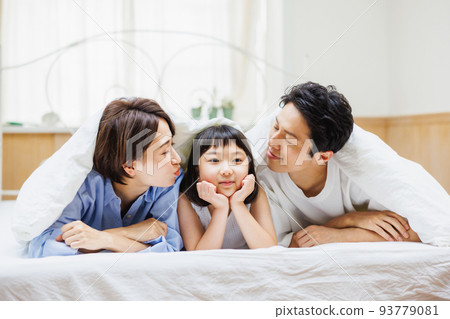 父母和孩子在床上消磨時光 父母和孩子在床上消磨時光 93779081