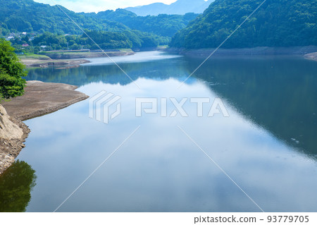 Lake Sonohara, Sonohara Dam, view from Sonohara Bridge, early summer scenery 93779705
