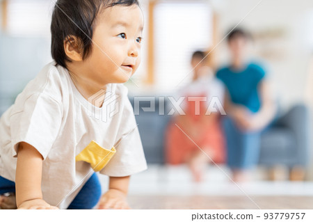 爬行的男嬰 爬行的男嬰 93779757