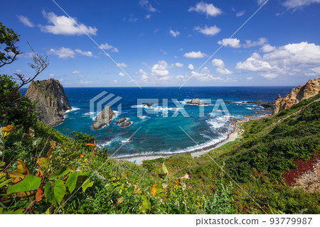 日本海灘的百景積丹岬和島舞海岸當你穿過一條漆黑的隧道時,你會突然看到下面積丹藍的壯麗景色。 日本海灘的百景積丹岬和島舞海岸當你穿過一條漆黑的隧道時,你會突然看到下面積丹藍的壯麗景色。 93779987
