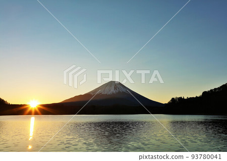 Japan's dawn Mt Fuji and the sun 93780041