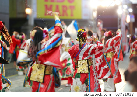 Yosakoi dancing in the arcade 93781038