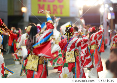 Yosakoi dancing in the arcade 93781039