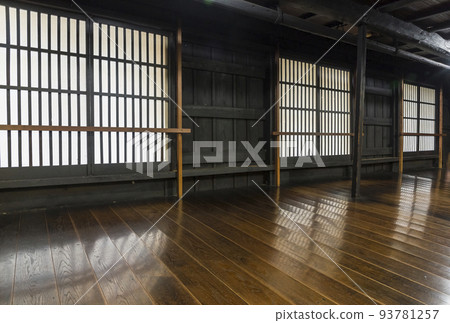 白川鄉合掌造房子，木製內飾，日式房間，木板窗，格子 93781257