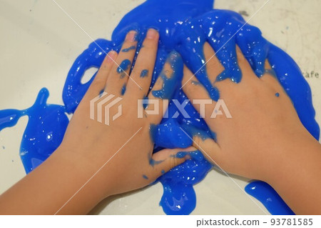 幼兒園的孩子們在玩手工粘液 93781585