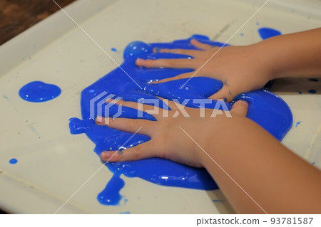 幼兒園的孩子們在玩手工粘液 93781587