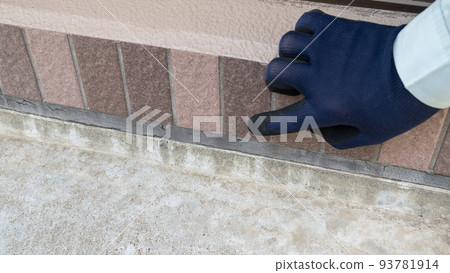 Workers inspecting the outer wall. Deterioration of joints. Workers inspecting the outer wall. Deterioration of joints. 93781914