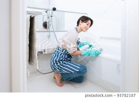 打掃浴缸的中婦（家務、家政代理、保洁公司） 93782187