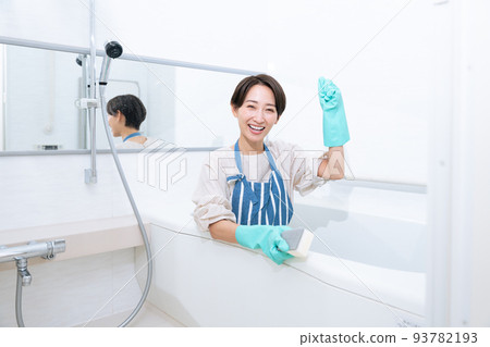 中層婦女清洗浴缸（家務、家務代理、清潔公司、膽量姿勢、努力工作） 93782193