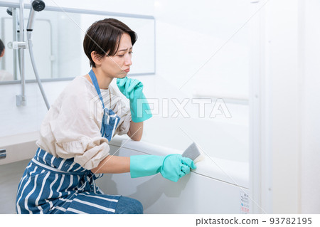 Middle woman cleaning the bath (housework, housekeeping agency, cleaning company, thinking) Middle woman cleaning the bath (housework, housekeeping agency, cleaning company, thinking) 93782195