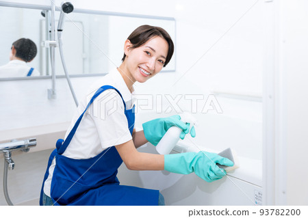 Middle woman cleaning the bath (housework, housekeeping agency, cleaning company) Middle woman cleaning the bath (housework, housekeeping agency, cleaning company) 93782200