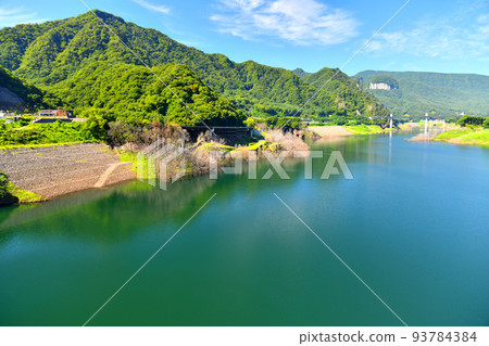 八葉大橋 / 從八葉吾妻湖眺望河原湯溫泉和丸井大橋（群馬縣長野原町）[2022年8月] 93784384