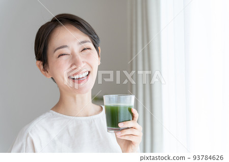 Middle woman drinking green juice (health/health care) Middle woman drinking green juice (health/health care) 93784626