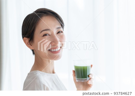 Middle woman drinking green juice (health/health care) 93784627