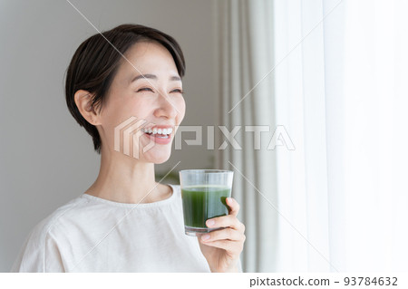 中間女人喝綠汁（保健/保健） 93784632