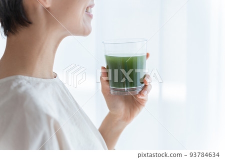 中間女人喝綠汁（保健/保健） 93784634