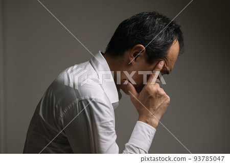 一個 50 多歲的人在思考,一個有壓力的商人 一個 50 多歲的人在思考,一個有壓力的商人 93785047