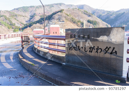 青森縣黑石市淺瀨石川大壩堤岸上的道路 93785297