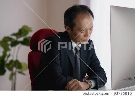 中間人厭倦了辦公桌工作 中間人厭倦了辦公桌工作 93785910
