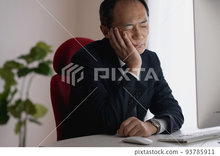 中間人厭倦了辦公桌工作 中間人厭倦了辦公桌工作 93785911