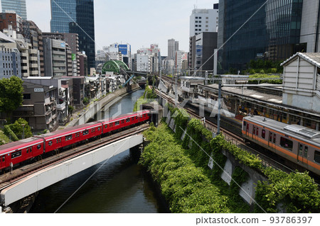 御茶水站、電車、地鐵沿神田川運行 御茶水站、電車、地鐵沿神田川運行 93786397