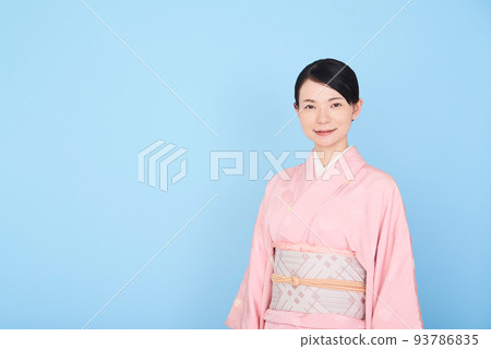 一個穿著和服的女人 93786835