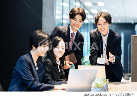 在會議上聊天的商務人士 93786864