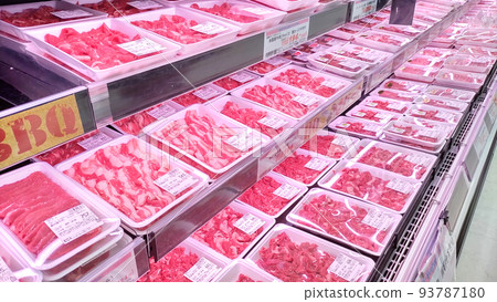 超市裡陳列的肉貨架 93787180