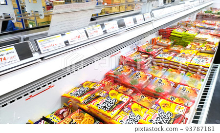 Frozen food in a freezer case displayed in a supermarket 93787181