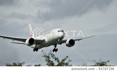 日本航空公司的波音 B787 準備在成田機場跑道 A 著陸 93787196
