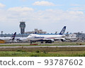 飛機等待起飛 93787602