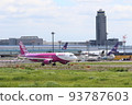 飛機等待起飛 93787603