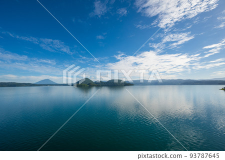 洞爺湖的湖面反射著藍天和流動的白雲 93787645