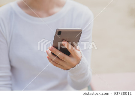 看智能手機的婦女 93788011