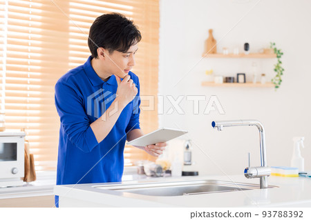 打掃房子 打掃廚房的男人 93788392