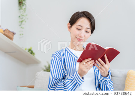 Middle women reading (books/study) Middle women reading (books/study) 93788642