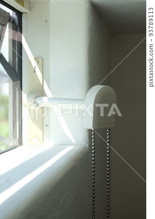 Handle for opening and closing the side-sliding window located at a high position 93789113