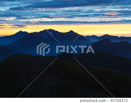 夏季的乘鞍山 黎明時分從富士見山俯瞰大黑山的穗高山脈 93789372