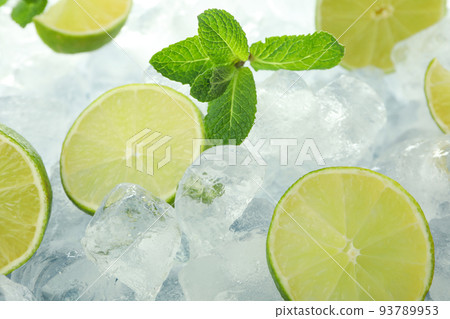 Ice with mint and lime, close up 93789953