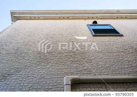 Moss growing on high places on the outer wall of the house 93790305