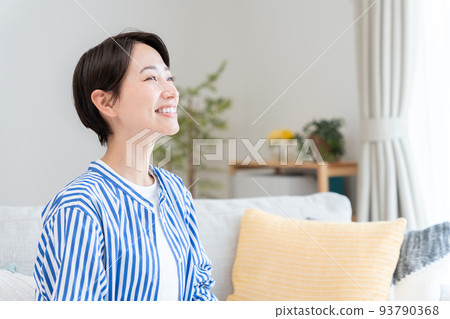 在家放鬆的微笑的中年婦女/家庭主婦 93790368