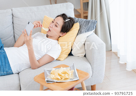 在家閒逛的中年婦女 93791725