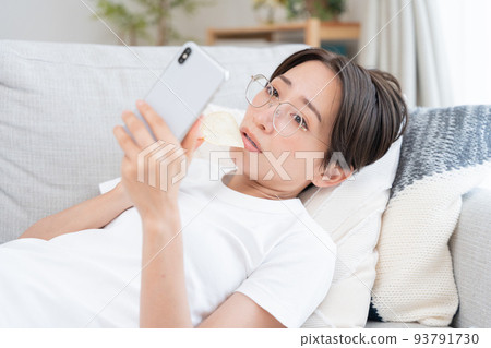在家閒逛的中年婦女 93791730
