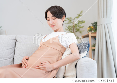 pregnant middle woman 93791731