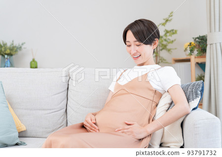 pregnant middle woman 93791732