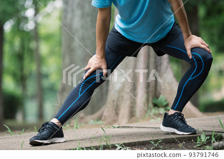 Middle male runner stretching Middle male runner stretching 93791746
