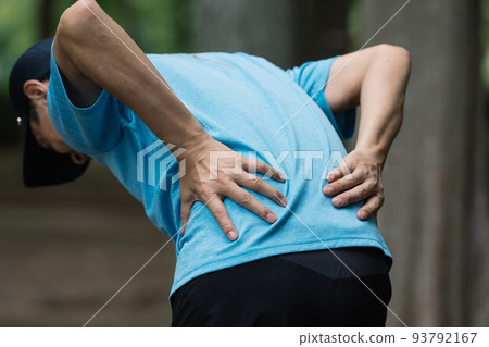 Middle male runner with back pain Middle male runner with back pain 93792167