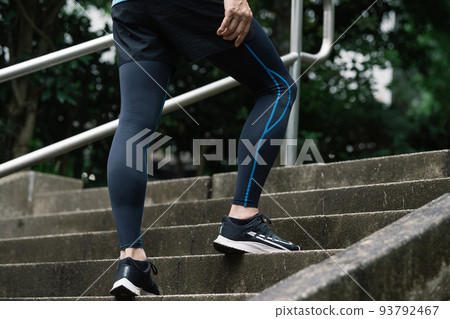 爬樓梯的男性賽跑者的腳 爬樓梯的男性賽跑者的腳 93792467